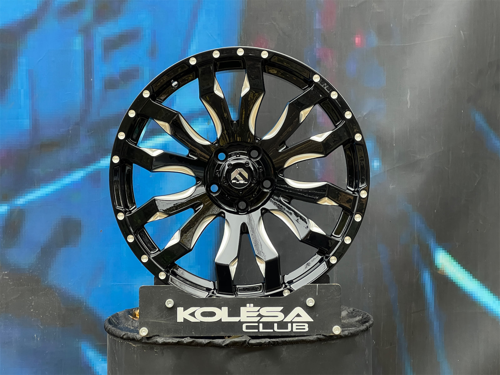 Комплект (4 шт) Fuel Design Blitz 8,5j-19 5*114,3 ET35 d73,1 B+M