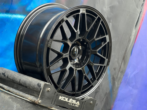 Комплект (4 шт) Sakura Wheels SH8251 8,5j-18 5*114,3 ET38 d73,1 GB