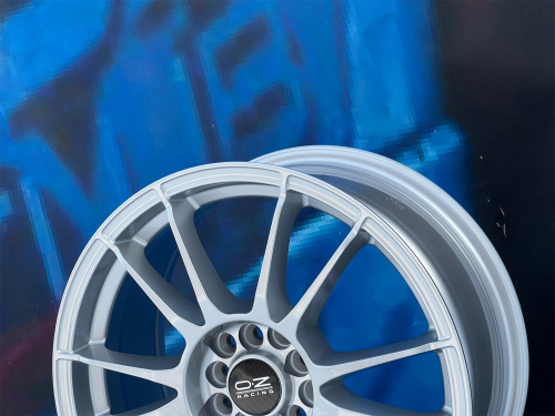 Комплект (4 шт) OZ Racing Design Ultraleggera 7,5j-17 5*100 ET40 d73,1 S