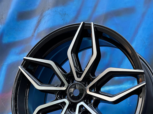 Комплект (4 шт) Sakura Wheels YA3372 8,5j-19 5*114,3 ET45 d73,1 GBF
