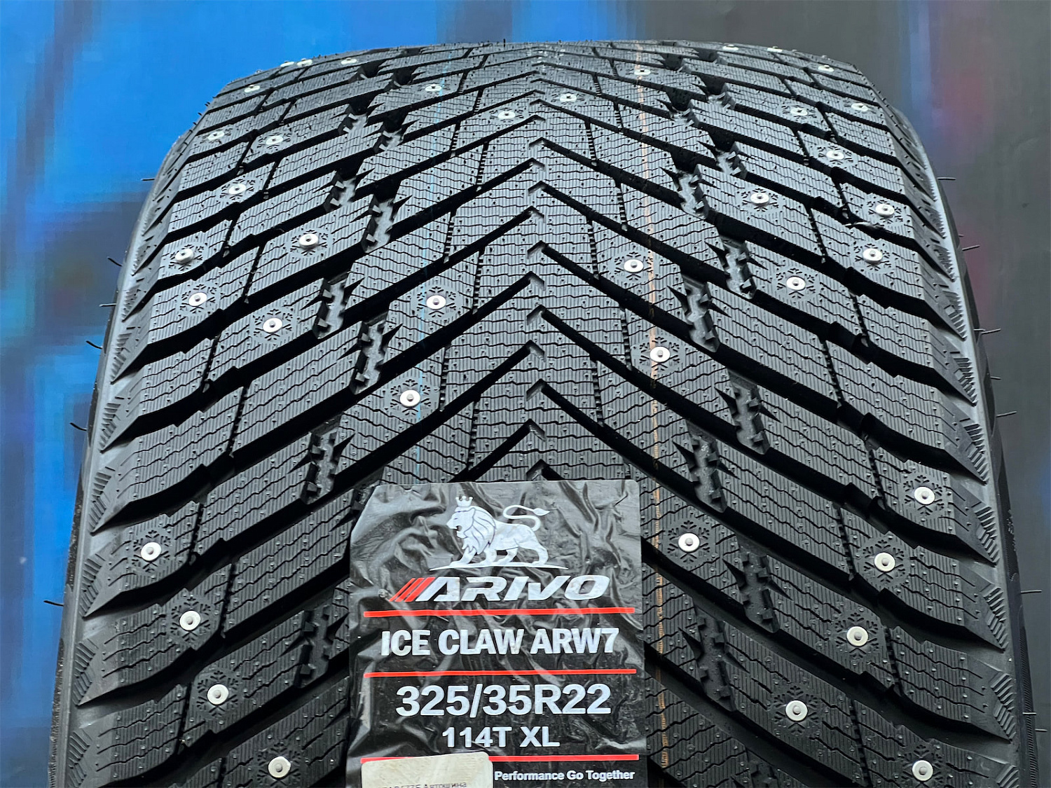 Arivo Ice Claw ARW7 325/35 R22 114T